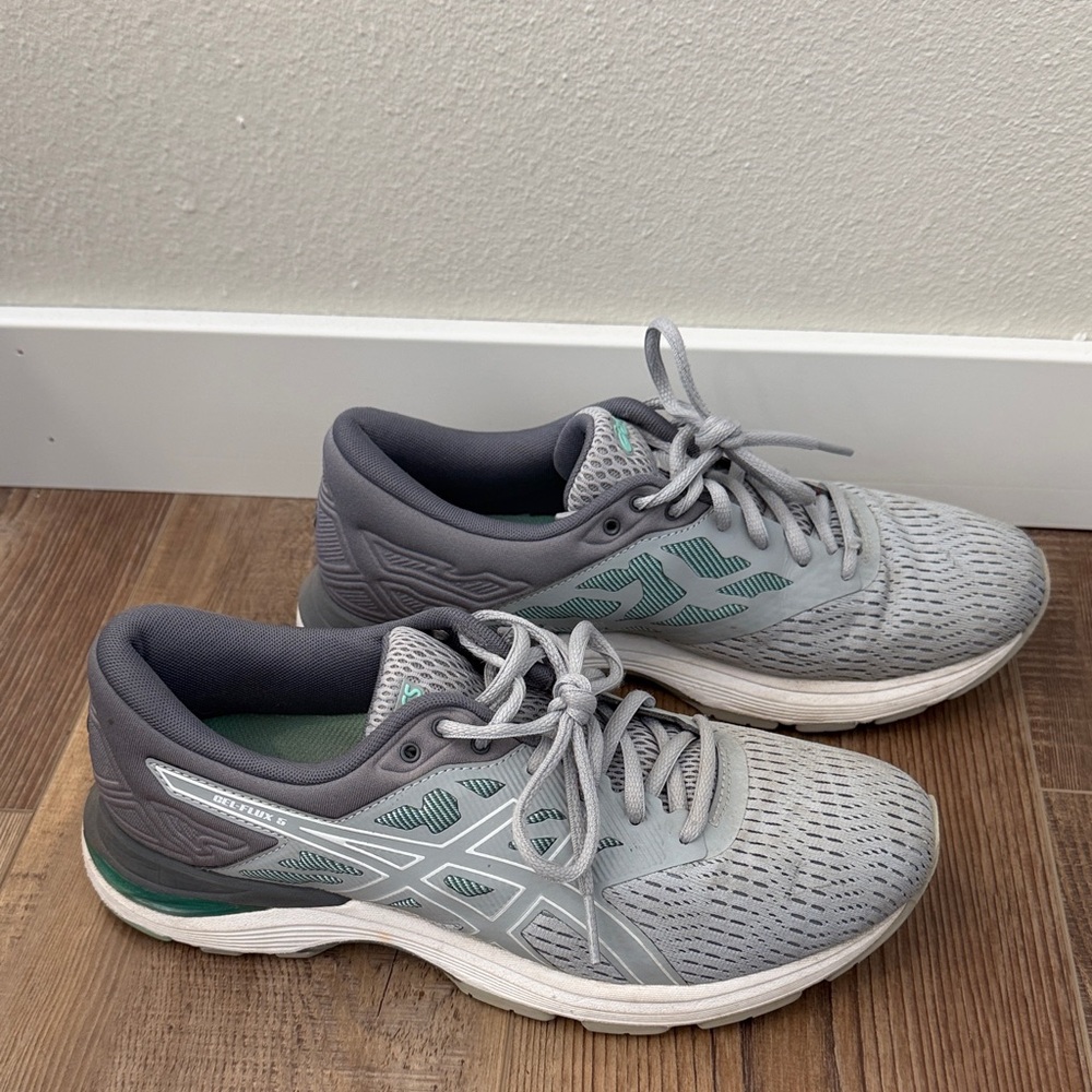 ASICS Women's Gray Running Sneakers with Mint Accents